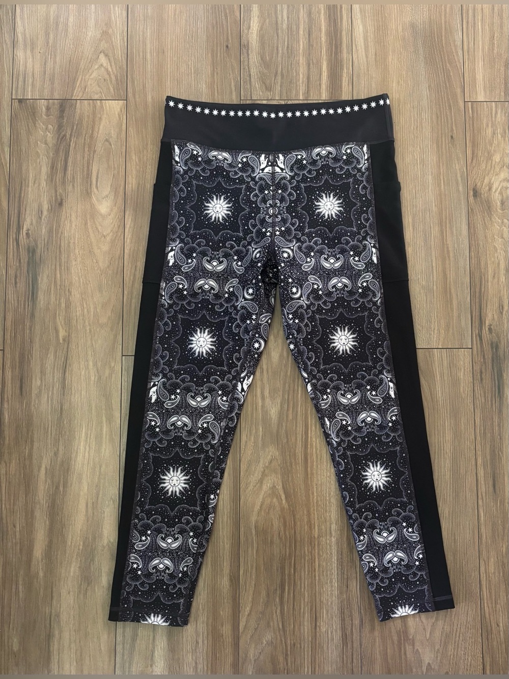 Johnny Was Runa Bee Active Celestial Paisley Leggings